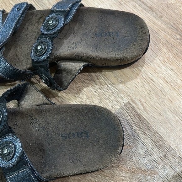 TAOS | Oasis Leather Strappy Silver Metallic Medallion Sandals - Picture 4 of 7